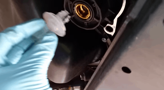 Как заменить масло в двигателе Тойота Рав 4?
