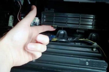 Как заменить салонный фильтр в Mazda 6?