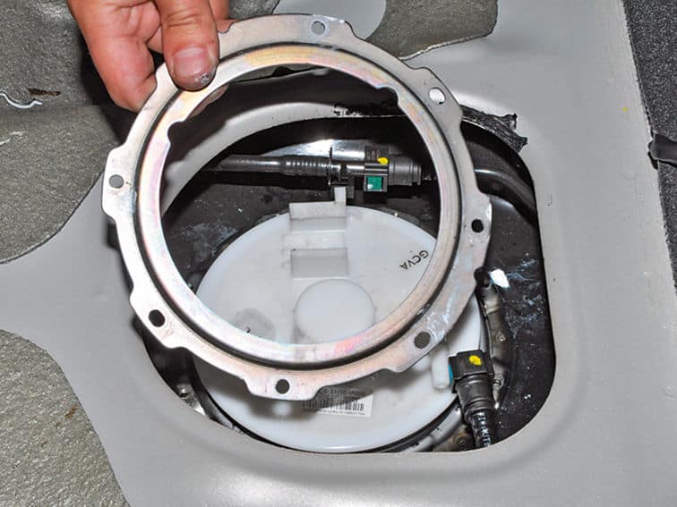 Как заменить топливный фильтр на Kia Rio 3?