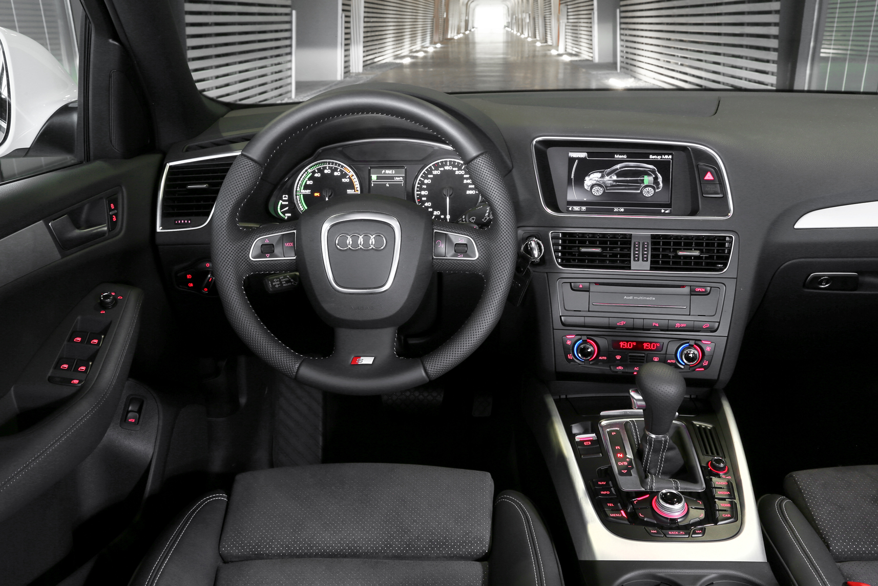 Обзор Audi Q5 - фото интерьера, линейка двигателей, безопасность