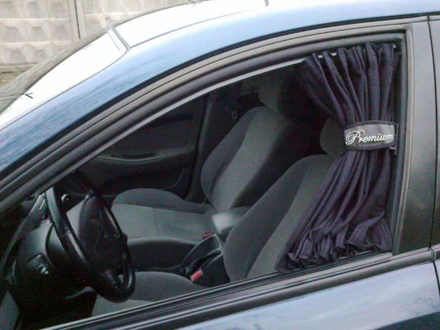 Открытые окна в автомобиле