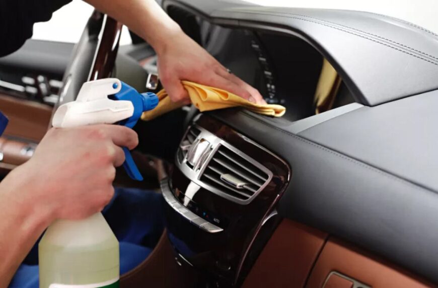 Чем почистить салон автомобиля: 5 лучших жидких средств